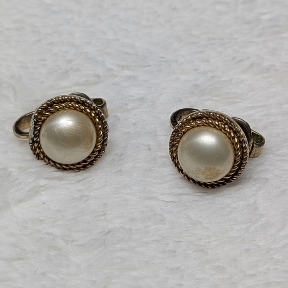 Vintage Crown Trifari Gold and Pearl Clip-On Earrings - Picture 5 of 6
